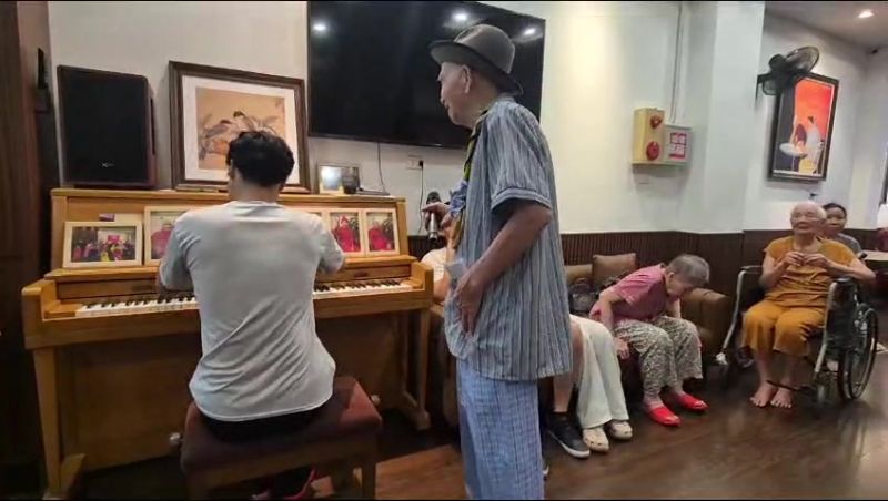 C&aacute;ch chăm s&oacute;c người cao tuổi bị tiểu đường gi&uacute;p kiểm so&aacute;t đường huyết v&agrave; hạn chế biến chứng